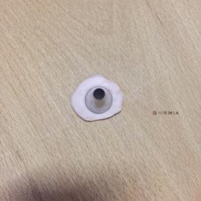 最好是小猪鼻子的部分，用手压一下，不用压太薄，因为小猪鼻子是凸出来的，用裱花嘴辅助，压出一个圆形