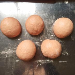 排好气的5份面团揉圆，放在油纸上，加盖保鲜膜，防止风干