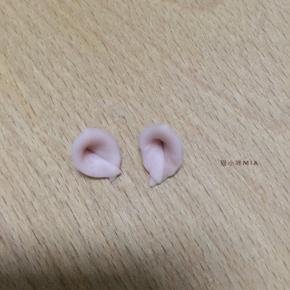 两端粘起来，小猪的耳朵便做好了