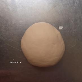 将主材料混合，10分钟内揉成一个光滑略有粘性的面团（红曲粉的用量比较少，所以配方中写适量）