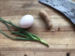 准备好鸭蛋、烤肠、大蒜