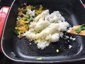 倒入米饭，用中小火慢慢翻炒几分钟，尽量炒到米饭都散开。