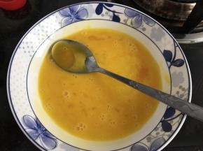 将鸭蛋打散加少许盐