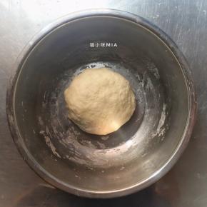 揉成团后，温暖处发酵至3-4倍大