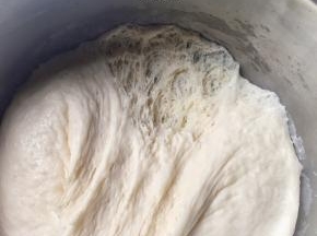 发好的面团呈蜂巢状态