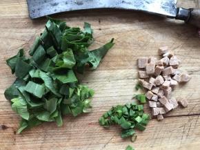 青菜叶、烤肠、大蒜切好
