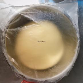 揉至完全状态，揉好的面团加盖保鲜膜，室温发酵30分钟