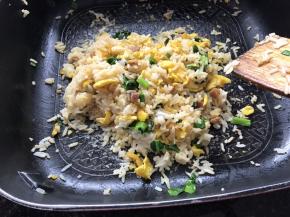 加适量盐调味，翻炒均匀