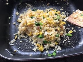 加适量盐调味，翻炒均匀