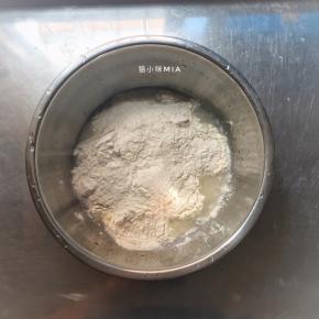 先将中种材料混合