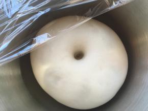 白色面团先发酵好，用手指按下去有个圆圆的洞即可