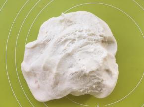 取出在揉面垫上轻揉排气，之后盖保鲜膜松弛