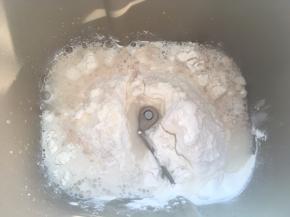 先来揉白色面团，面包机内加入普通面粉、酵母跟清水，启动揉面程序，揉成面团