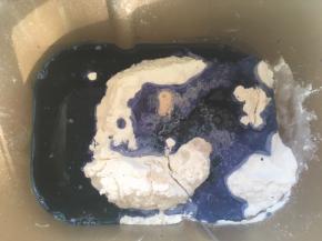 再来揉蓝色面团，面包桶内加入400克普通面粉跟4克酵母，加入210克蝶豆花水，启动揉面程序揉成面团