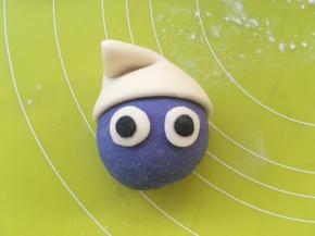 之后点一点点水，将眼睛黏贴在主面团上