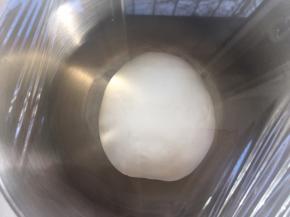 白色面团揉好取出，揉均匀盖保鲜膜室温发酵