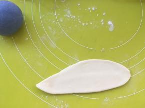 取20克白色面团，用擀面杖擀成长条