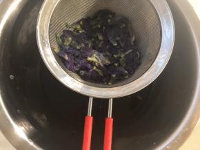 之后过滤掉蝶豆花，最好挤压一下，将汁液都过滤出来，凉透备用