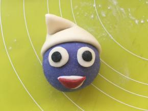 点一点点水，将红色面团黏在白色面团上，最后再黏在主面团上，形成嘴巴，也可以直接做成红色的