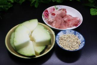 准备猪骨头、冬瓜、薏米、生姜一小块；