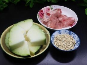 准备猪骨头、冬瓜、薏米、生姜一小块；