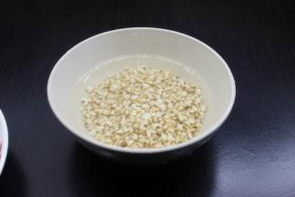 薏米洗净、浸泡，浸泡容易煲烂哦；