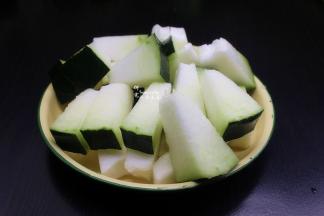 冬瓜洗净，切块。千万千万别去皮呀，冬瓜皮祛湿消肿最有效。