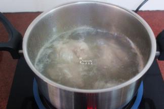 清水煮沸，放入洗净的骨头，汆烫，捞出；多做这一步，煲的汤会清甜，汤没有浑浊，清澈好喝。