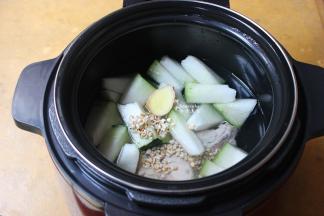 加入适量的饮用水，水浸没食材即可，冬瓜煲汤会有水分出来，不易太大水。