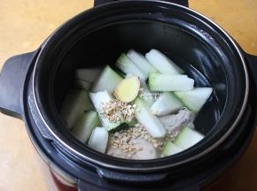 加入适量的饮用水，水浸没食材即可，冬瓜煲汤会有水分出来，不易太大水。
