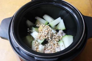 汆烫好的骨头，放入压力锅，再把浸泡的薏米，以及切好的冬瓜，还有洗净的生姜，放入锅内；