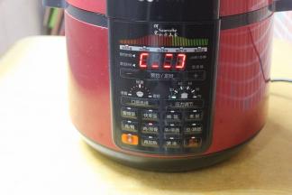 盖上盖子，按肉/排骨键，约50分钟，煲的汤，这个功能键煲骨头与肉分离入口即化，按煲汤键约40分钟，骨头不够烂。也可以根据压力锅不同功能选择。