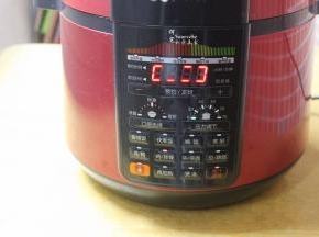 盖上盖子，按肉/排骨键，约50分钟，煲的汤，这个功能键煲骨头与肉分离入口即化，按煲汤键约40分钟，骨头不够烂。也可以根据压力锅不同功能选择。