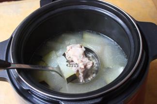 煲的汤，开盖，放盐，拌均，就可以享用了。