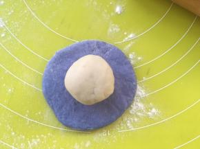 包裹上25克的香芋馅，收好收口，香芋馅是我之前炒好的，具体方法在之前的花朵香芋包中有配方，大家可以借鉴一下，也可以包裹豆沙馅或者直接做成馒头