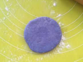 取40克的蓝色面团，搓圆用擀面杖擀成圆片