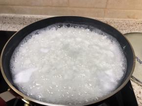 大火煮开后小火慢慢熬煮至浓稠