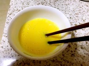 煮粥的时间，鸡蛋打散备用