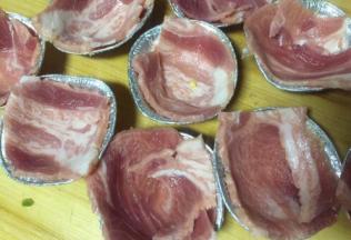 放入锡箔纸碗里，培根肉把碗底铺实，不要留缝隙，全部铺完