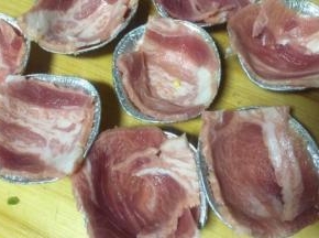放入锡箔纸碗里，培根肉把碗底铺实，不要留缝隙，全部铺完