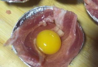 培根肉碗里打入鹌鹑蛋