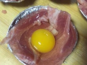 培根肉碗里打入鹌鹑蛋