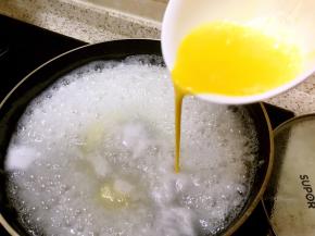 画圆法倒入鸡蛋液