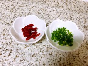 枸杞子洗净，小葱洗净切碎备用