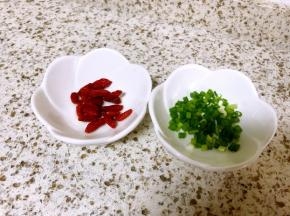 枸杞子洗净，小葱洗净切碎备用