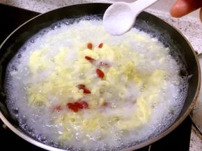 调入少许盐调味