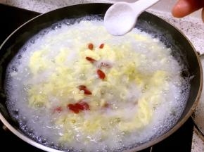 调入少许盐调味