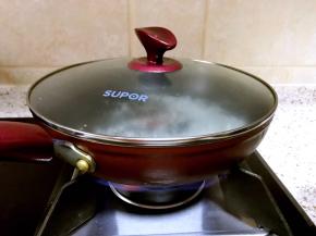 大米淘洗干净放入锅中煮