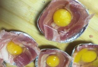 鹌鹑蛋壳较薄，注意不要把蛋壳打碎混入里面了，鹌鹑蛋表面撒上适量调味盐