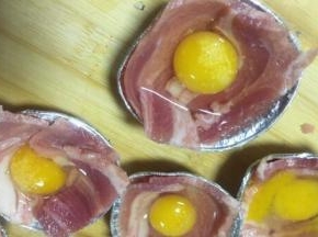 鹌鹑蛋壳较薄，注意不要把蛋壳打碎混入里面了，鹌鹑蛋表面撒上适量调味盐